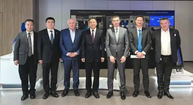 王子联率团到访法国佛瑞亚 许明哲随同参加访问