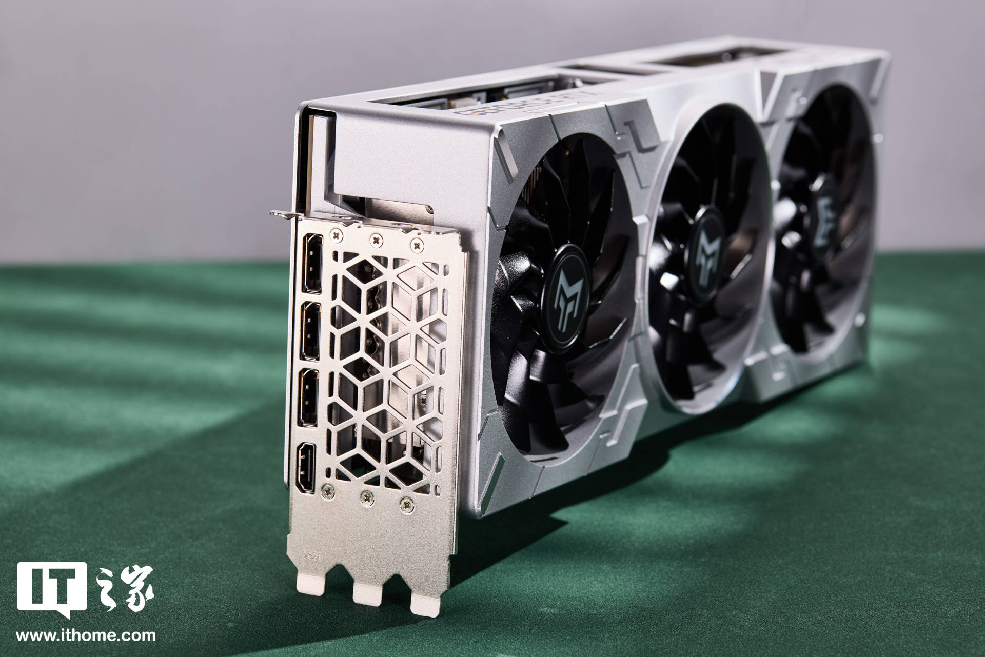 影驰 GEFORCE RTX 4070Ti SUPER 金属大师 Plus OC 图赏
