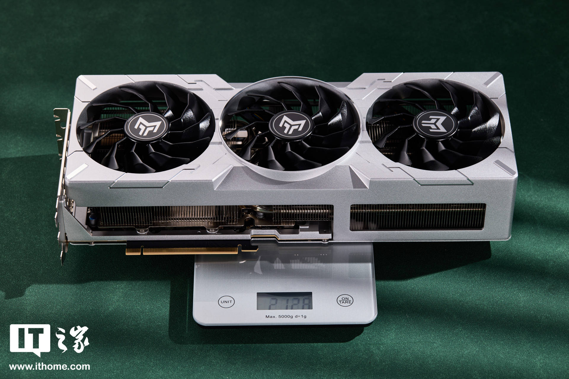 影驰 GEFORCE RTX 4070Ti SUPER 金属大师 Plus OC 图赏