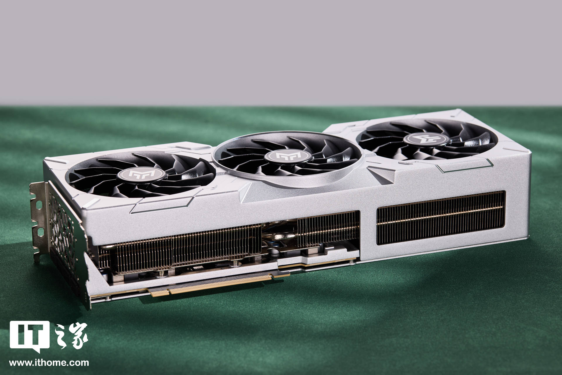 影驰 GEFORCE RTX 4070Ti SUPER 金属大师 Plus OC 图赏