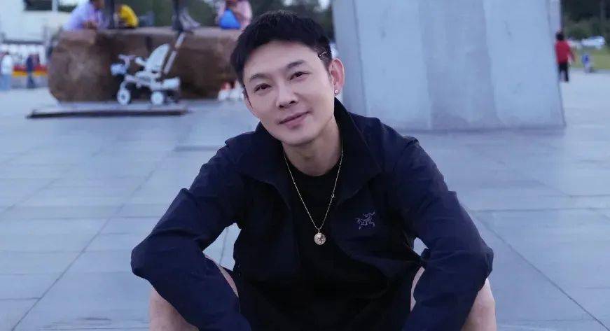 鹿晗醉酒直播引发全网热议，粉丝与网友态度大反转！