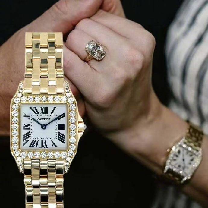 天后霉霉与运动员男友订婚，戴百万钻戒配卡地亚腕表，官宣照含金量略高！