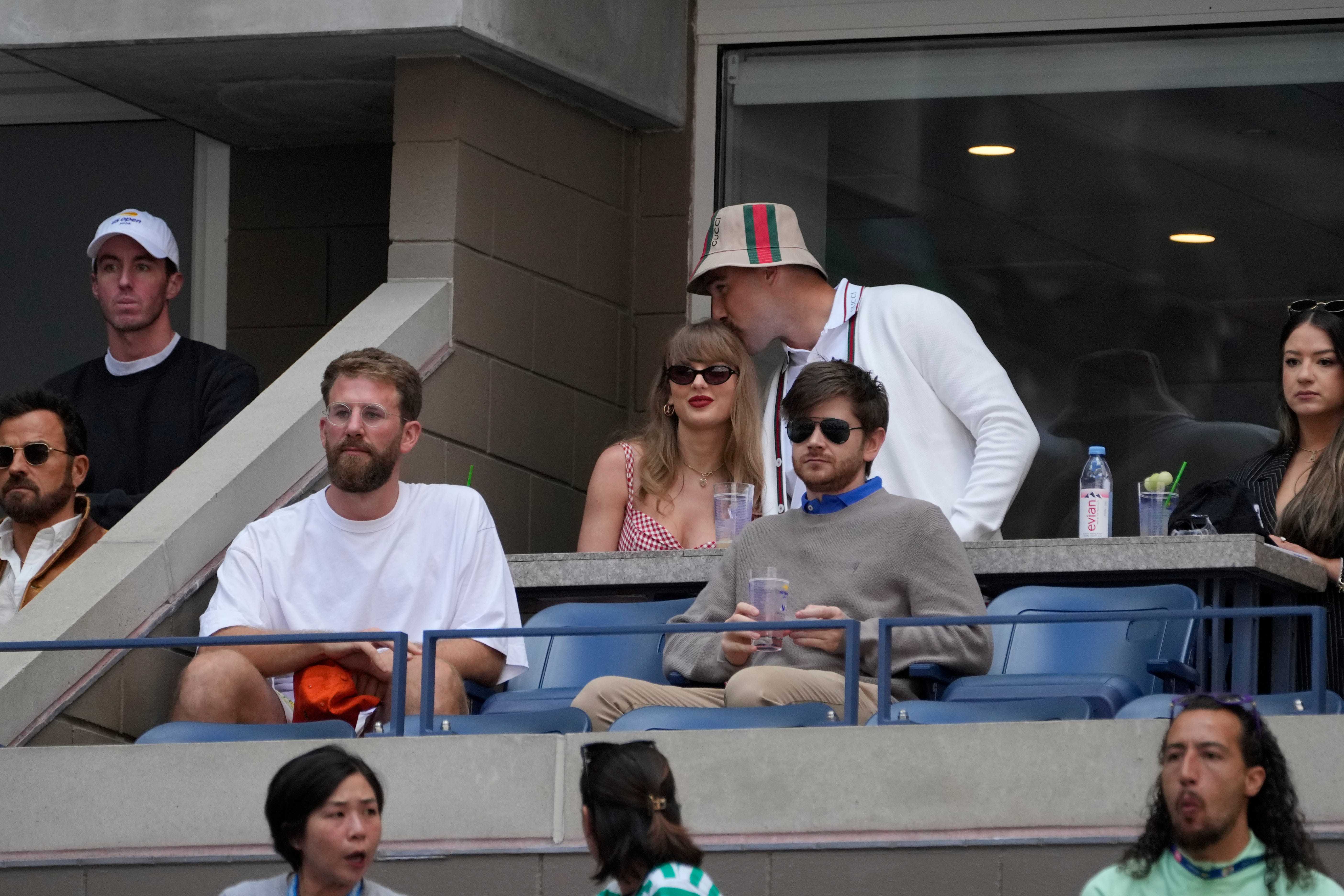 天后霉霉与运动员男友订婚，戴百万钻戒配卡地亚腕表，官宣照含金量略高！