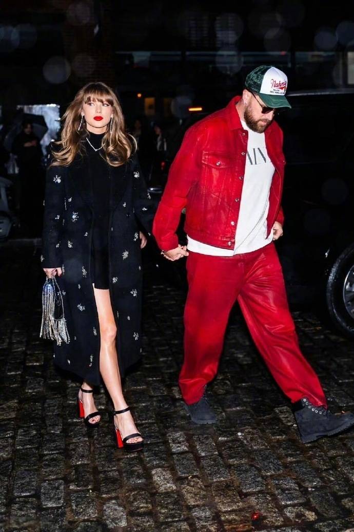 天后霉霉与运动员男友订婚，戴百万钻戒配卡地亚腕表，官宣照含金量略高！