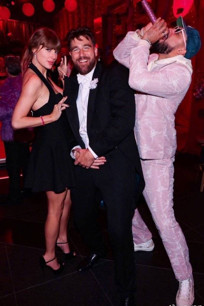 天后霉霉与运动员男友订婚，戴百万钻戒配卡地亚腕表，官宣照含金量略高！