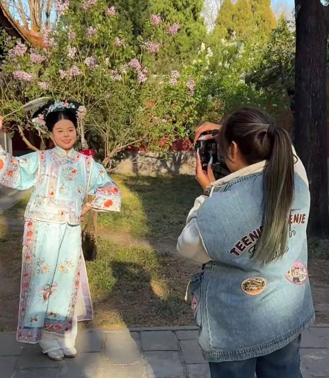 宁可花钱请人为自己拍照，也不想开口麻烦朋友？年轻人为何愿意为“陪拍”买单