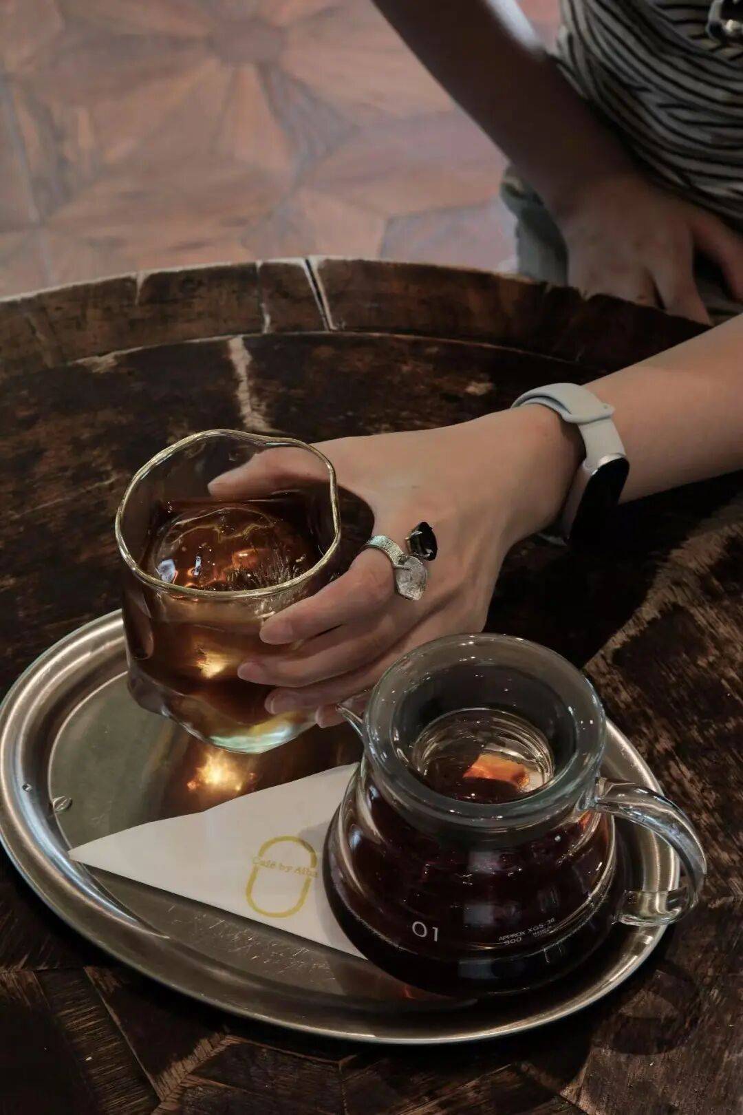 宁可花钱请人为自己拍照，也不想开口麻烦朋友？年轻人为何愿意为“陪拍”买单